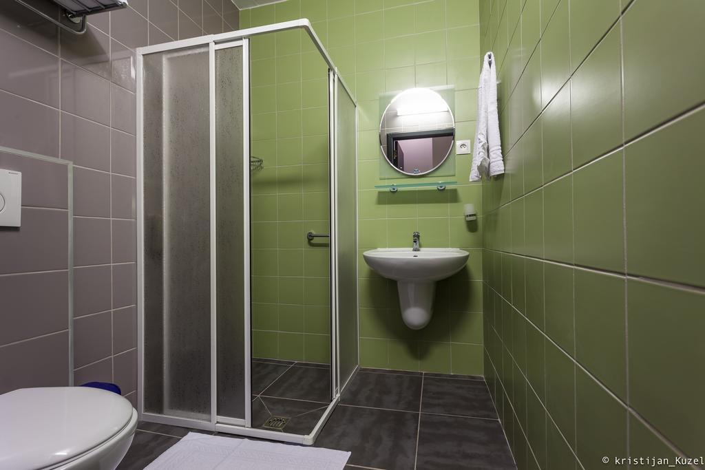 Es Hostel Saint-Gilles Ngoại thất bức ảnh