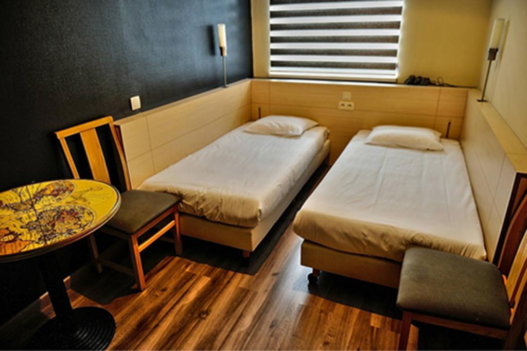 Es Hostel Saint-Gilles Ngoại thất bức ảnh