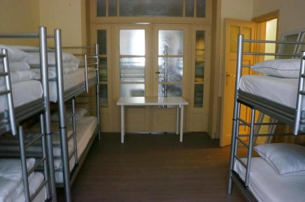 Es Hostel Saint-Gilles Ngoại thất bức ảnh